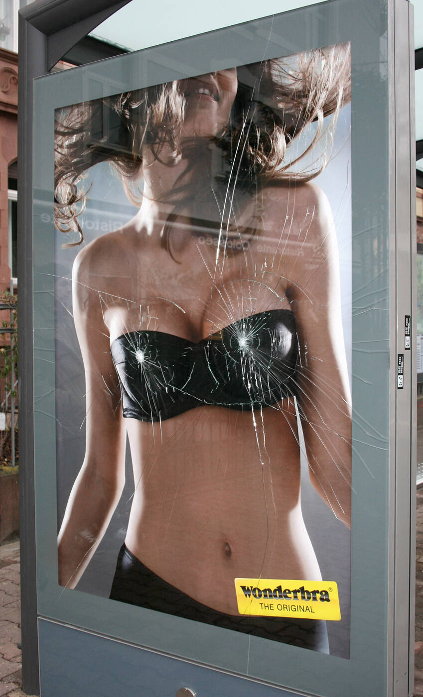 Wonderbra: Boobs! I broke the glass • Ads of the World™