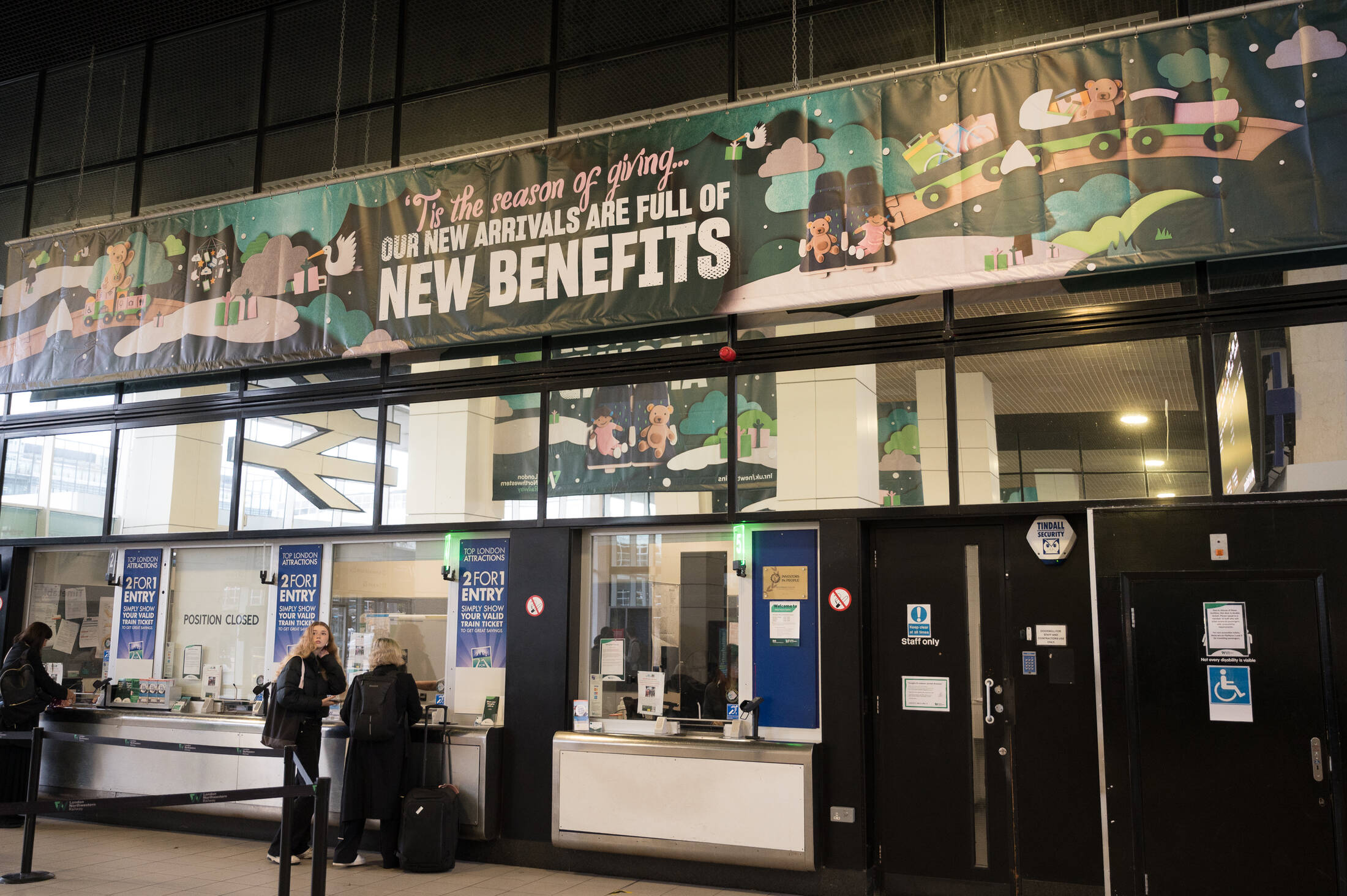 Personal de LNR entregando regalos y peluches del tren Class 730 en la estación de Milton Keynes