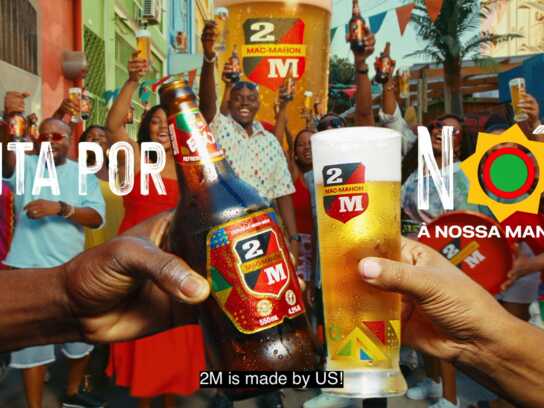  'MADE BY US' 'FEITA POR NÓs'