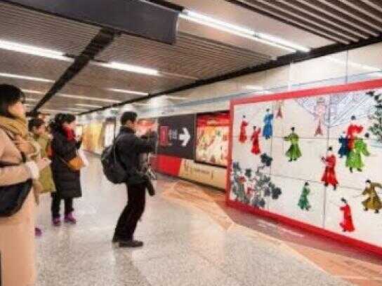 KFC &amp; National Museum of China Bring Exhibits to the Metro of Shanghai