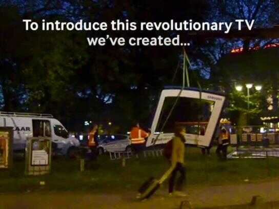 How to Introduce World's First Curved UHD TV