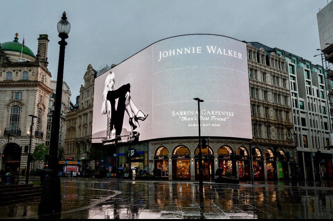 Sabrina Carpenter campaña con Johnnie Walker